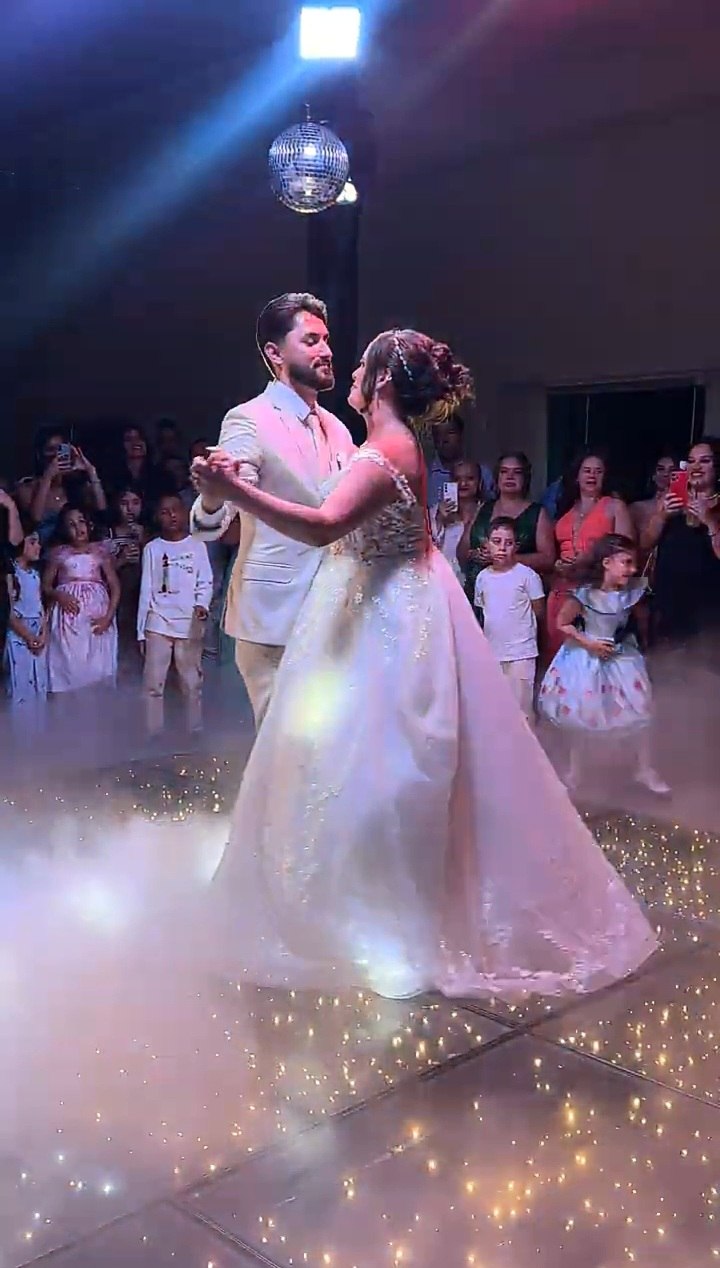 Noivos dançando no centro da pista durante a festa de casamento